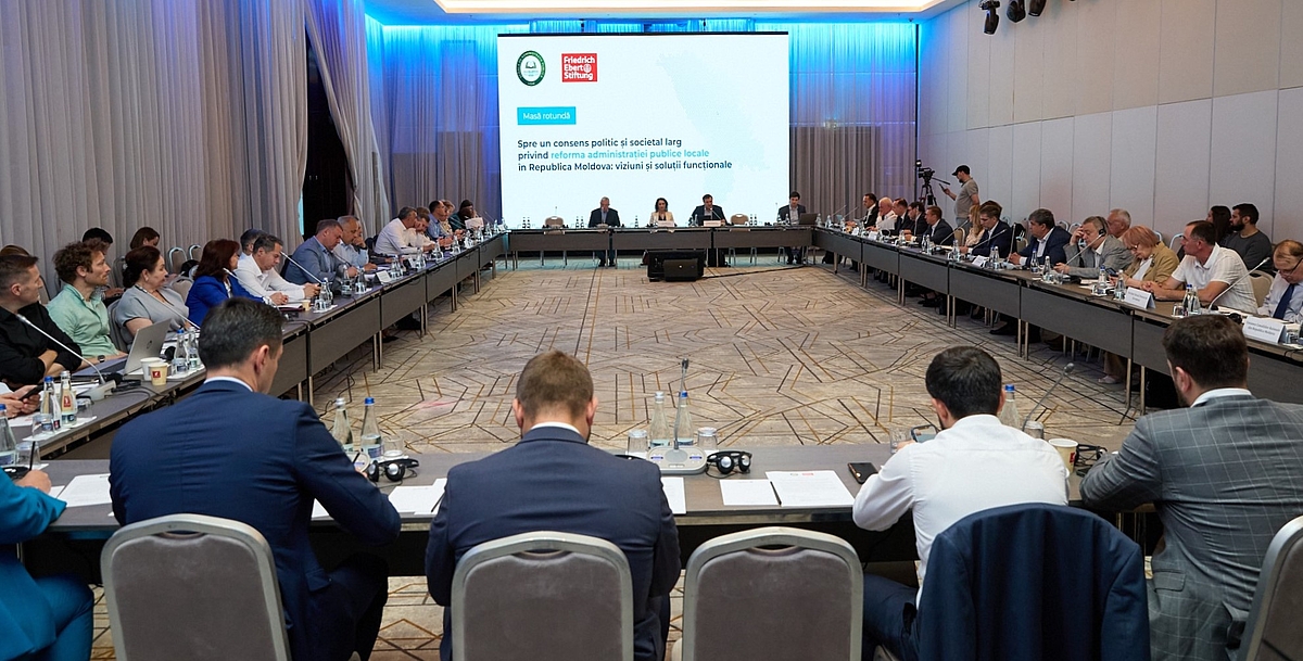 Participants at the round table “Towards a Broad Political and Societal Consensus on Local Public Administration Reform in the Republic of Moldova: Visions and Functional Solutions”