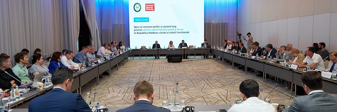 Participants at the round table “Towards a Broad Political and Societal Consensus on Local Public Administration Reform in the Republic of Moldova: Visions and Functional Solutions”